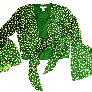 URBAN OUTFITTERS Medium Cropped Front Tie Blouse in Green and White Floral Patte